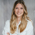 Bewerbungsfoto einer Frau mit Business-Kleid im Studio in Unterschleißheim