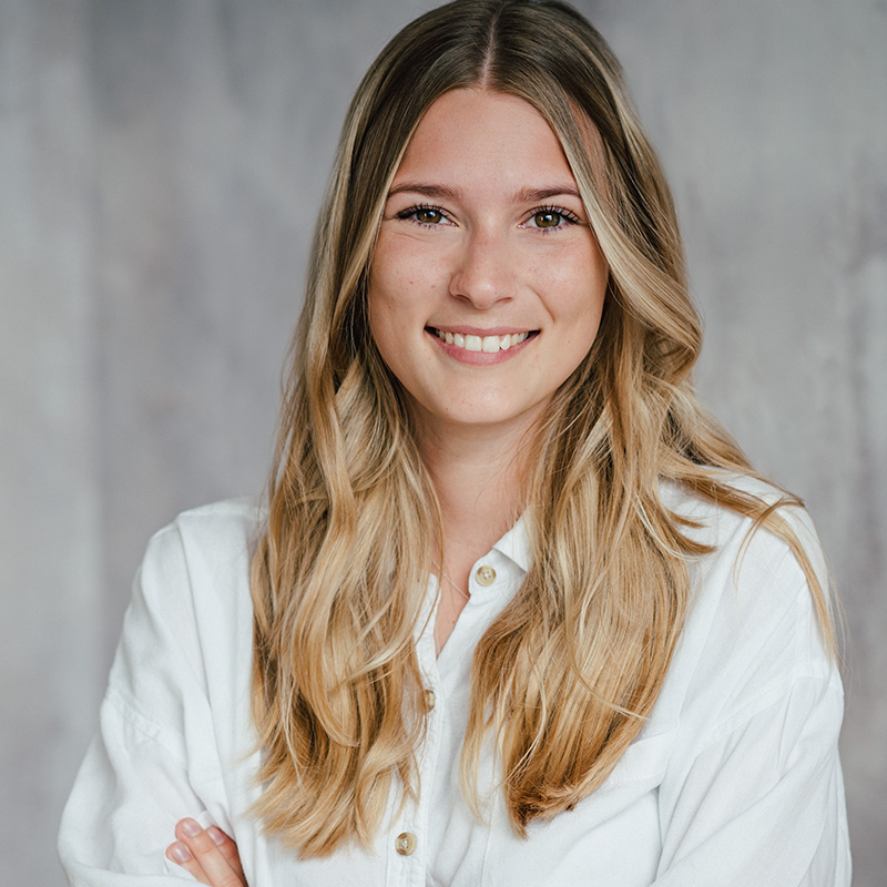 Bewerbungsfoto einer Frau mit Business-Kleid im Studio in Unterschleißheim