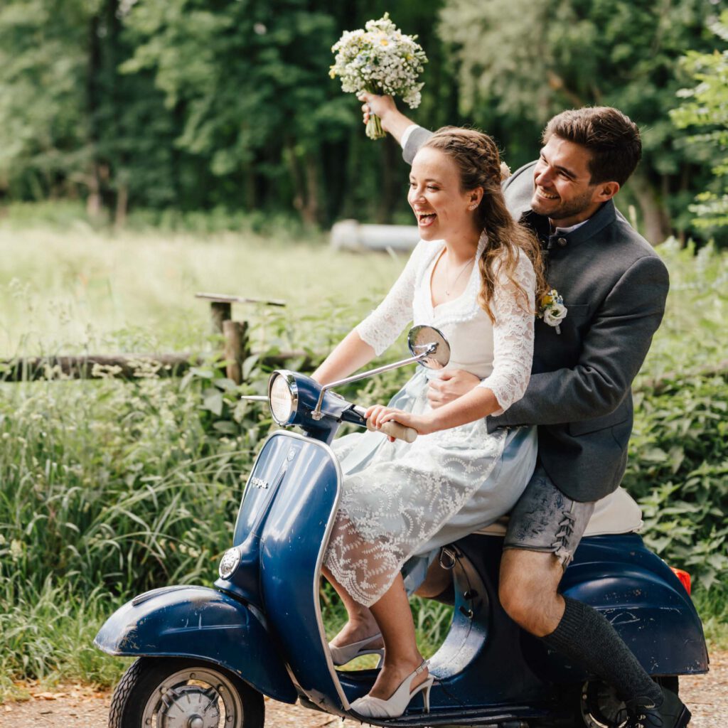 Brautpaar mit Vespa in München